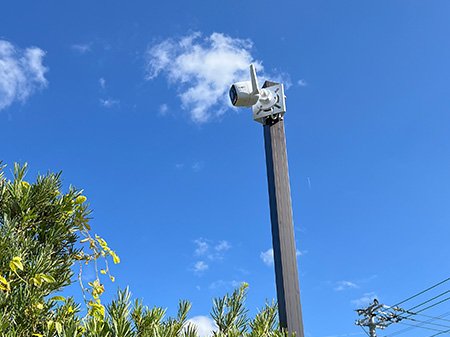 唐津市の個人宅のポールに設置した防犯カメラ